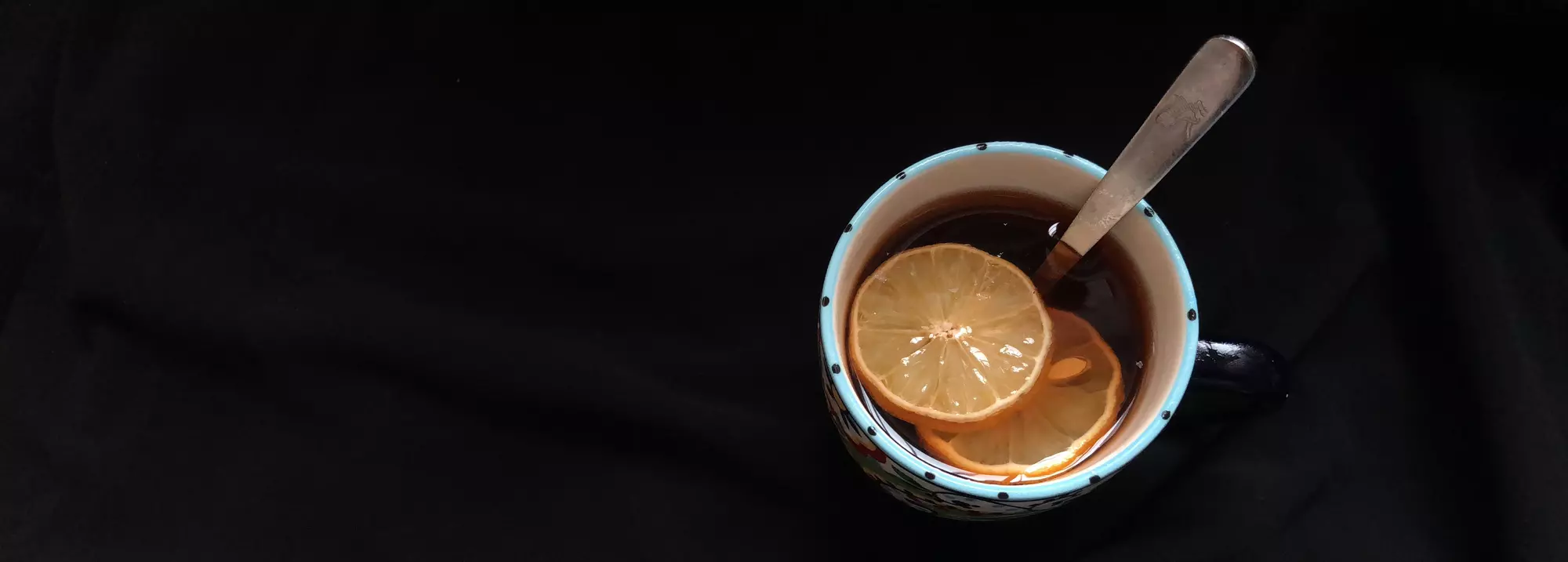 czarna herbata z cytryną